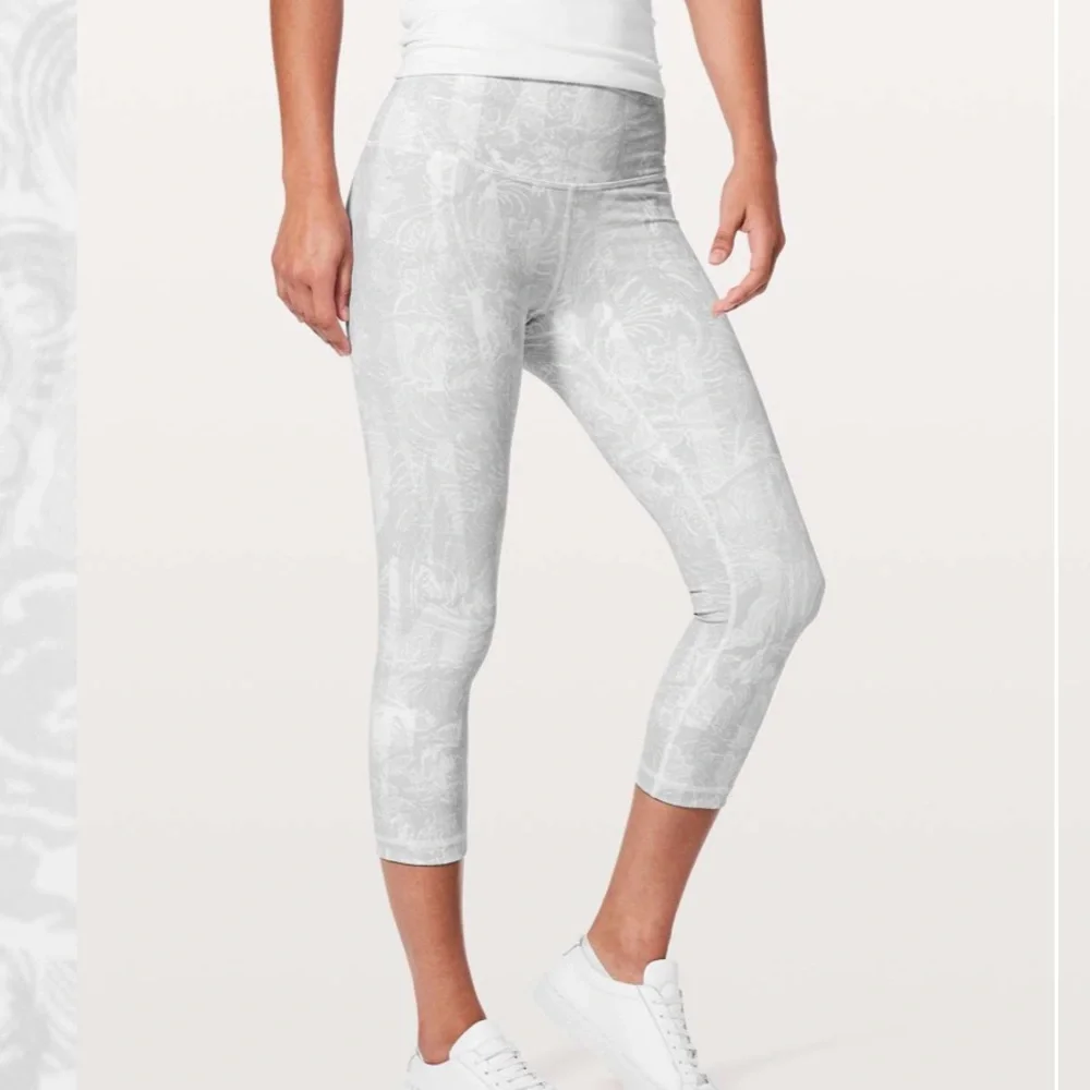 Lululemon White Patterned Fast and Free Crop Leggings - Picture 3 of 13